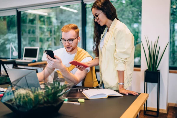 Bărbat Femeie Optimist Haine Casual Navigând Social Media Smartphone Uri — Fotografie, imagine de stoc