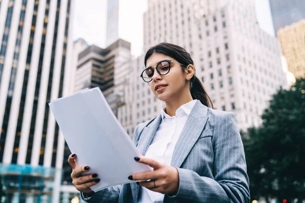 Hispanische Frau Mit Optischer Brille Hält Finanzbericht Aus Papier Und — Stockfoto