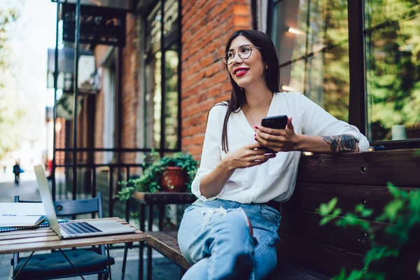 Mulher Latina Feliz Com Sorriso Bonito Rosto Segurando Gadget Celular — Fotografia de Stock