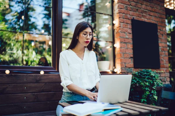 Jovem Gerente Sério Óculos Ópticos Clássicos Trabalhando Laptop Working Café — Fotografia de Stock