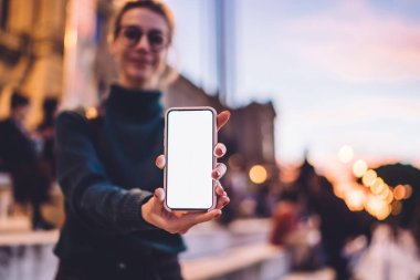 Reklam alanı veya içerik metni için fotokopi alanı olan boş akıllı telefon aygıtına seçici odaklanma, cep telefonu cihazının dokunmatik ekranında web sitesi gösteren milenyum kadını