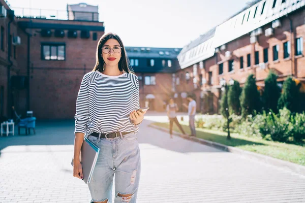인기있는 블로거 가기동성을 스마트폰을 캠퍼스를 산책하는 모습이 — 스톡 사진