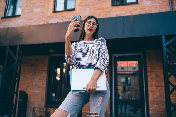 Studente Latino Con Netbook Posa Ambiente Urbano Fare Contenuti Selfie — Foto Stock