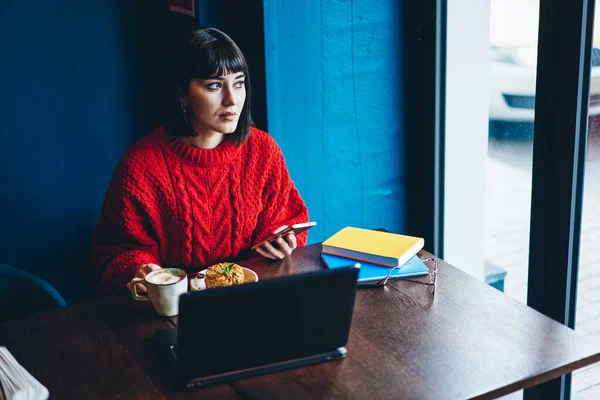 Van Boven Bedachtzame Charmante Brunette Rode Trui Messaging Mobiele Telefoon — Stockfoto