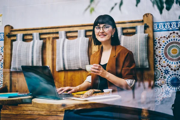 Inhoud Stijlvolle Bril Vrouw Met Zwart Haar Gekleed Casual Jas — Stockfoto