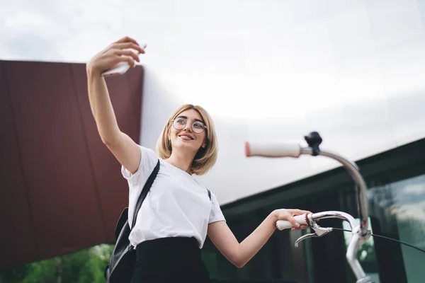 Allegro Ciclista Donna Occhiali Abiti Casual Scattare Selfie Smartphone Con — Foto Stock