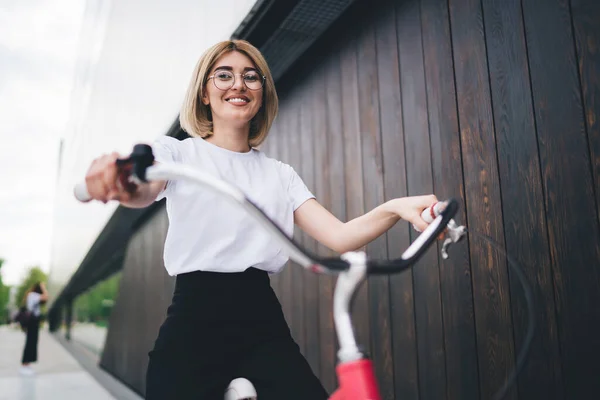 Basso Angolo Sorridente Donna Millenaria Pianura Mentre Shirt Pantaloni Neri — Foto Stock