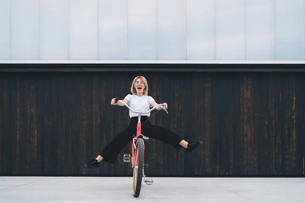 Glädjande Vuxen Cyklist Blond Casual Outfit Och Med Svart Ryggsäck — Stockfoto