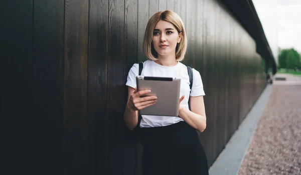 Tankeväckande Attraktiv Kvinna Casual Kläder Tittar Bort Pensively När Står — Stockfoto