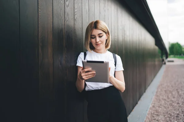 Młoda Blondynka Studentka Ubrana Luźne Ubrania Przeglądająca Tabletki Odpoczywająca Ulicy — Zdjęcie stockowe