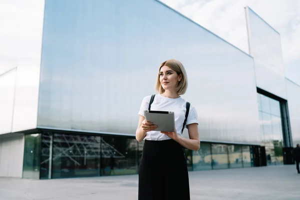 Unga Leende Kvinna Casual Kläder Surfa Tablett Och Titta Bort — Stockfoto