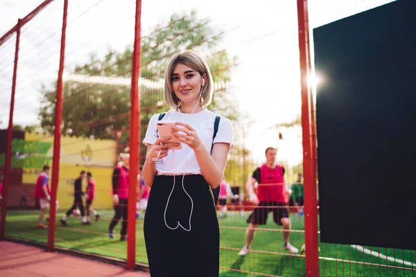 Joven Mujer Feliz Con Mensajes Ropa Moda Teléfono Inteligente Escuchar — Foto de Stock