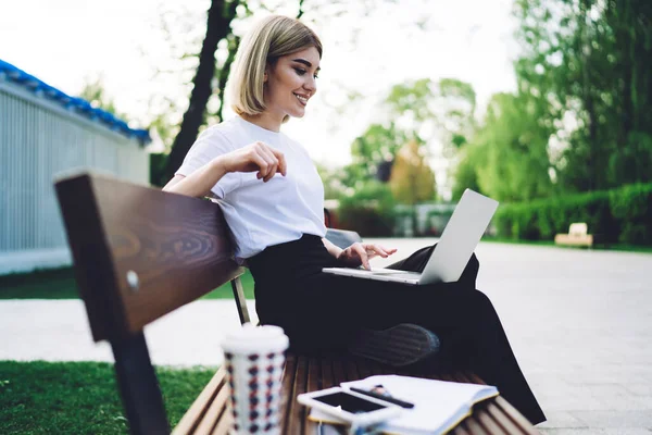 Vue Latérale Femme Gaie Optimiste Avec Sourire Assis Sur Banc — Photo