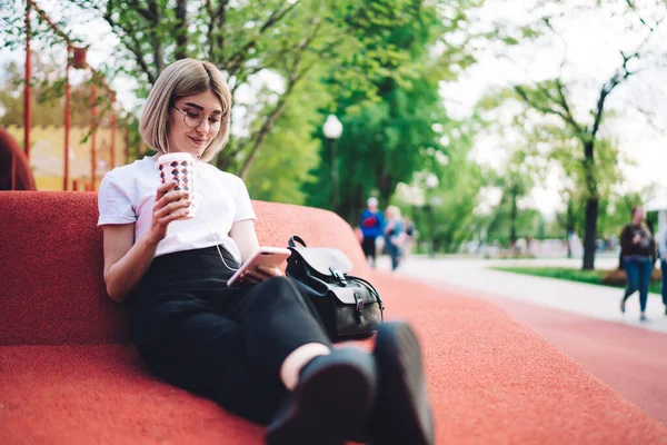 Elegante Donna Felice Abbigliamento Casual Bicchieri Messaggistica Smartphone Ascoltare Musica — Foto Stock