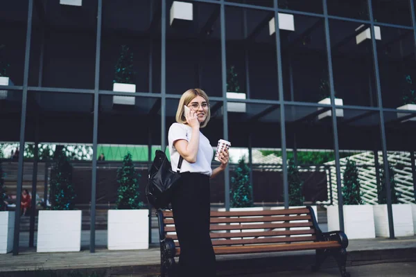 Positivo Giovane Signora Stile Casual Zaino Piedi Con Caffè Andare — Foto Stock