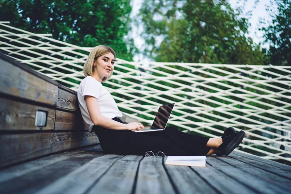 Вид Збоку Усміхненої Дорослої Жінки Офіційному Одязі Взаємодіє Ноутбуком Сидячи — стокове фото