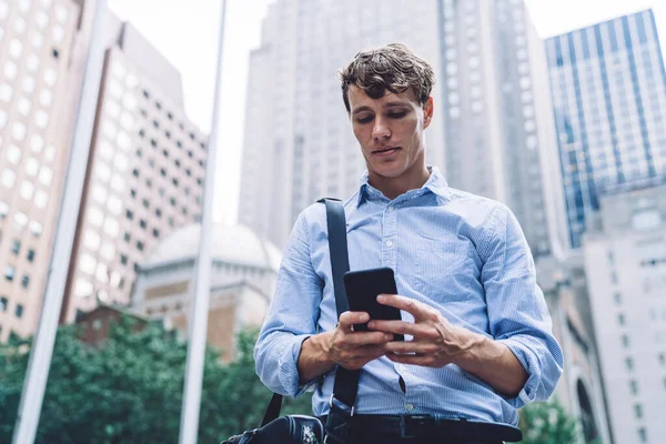 Ung Affärsman Skjorta Med Läder Väska Meddelanden Telefon Promenader Baksidan — Stockfoto