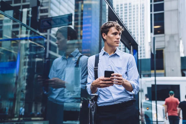 Empresario Inteligente Equipo Clásico Que Sostiene Bolsas Cuero Apoyándose Navegación — Foto de Stock