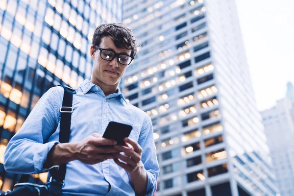 Dal Basso Giovane Uomo Premuroso Occhiali Indossa Abiti Ufficio Navigando — Foto Stock