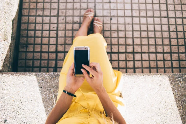 Arriba Mujer Negocios Cosecha Vestido Amarillo Elegante Sandalias Oro Interactuando —  Fotos de Stock