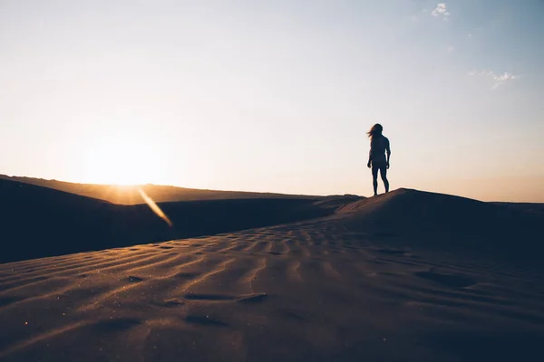 Silhouette Del Viaggiatore Femminile Che Trascorre Vacanze Marocco Cammina Attraverso — Foto Stock