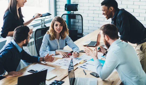 Alto Ángulo Alegres Empleados Multiétnicos Bien Vestidos Riendo Mientras Escuchan — Foto de Stock