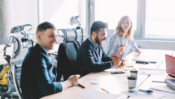 Male Female Business People Using Stationery While Playing Sticky Notes — Stock Photo, Image