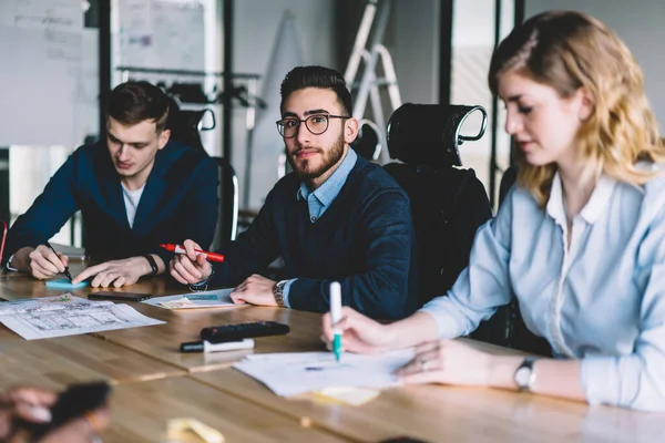 Contenido Joven Gerente Inteligente Escribir Memo Papeles Con Marcador Mientras — Foto de Stock