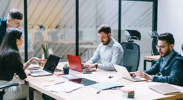 Groep Van Gefocuste Ernstige Drukke Mannelijke Vrouwelijke Collega Gekleed Officiële — Stockfoto