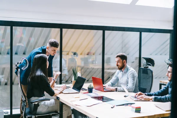 Equipo Colegas Masculinos Femeninos Enfocados Activos Sentados Mesa Grande Escribiendo —  Fotos de Stock