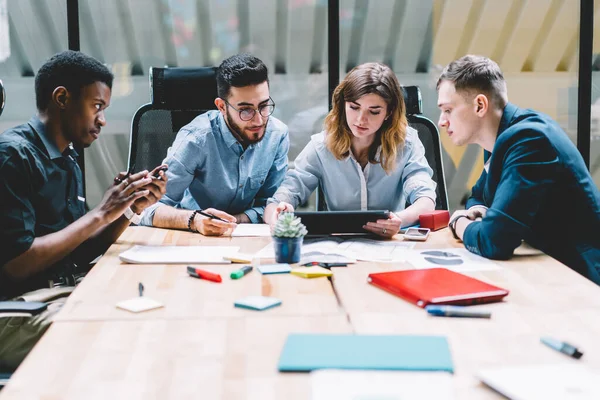 Diverse Junge Leute Lässiger Kleidung Sitzen Tisch Und Begutachten Daten — Stockfoto