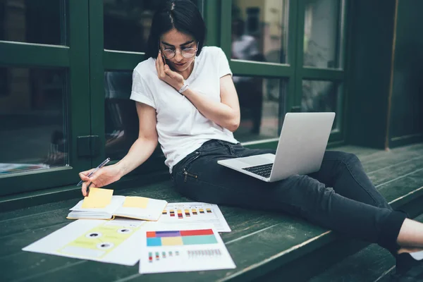 Crop Occupato Determinata Donna Occhiali Vestiti Casual Controllare Informazioni Blocco — Foto Stock