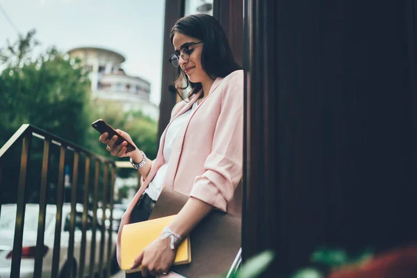 Dołu Widok Zajęty Kobieta Papierowym Folderu Dziennika Sprawdzanie Wiadomości Telefon — Zdjęcie stockowe