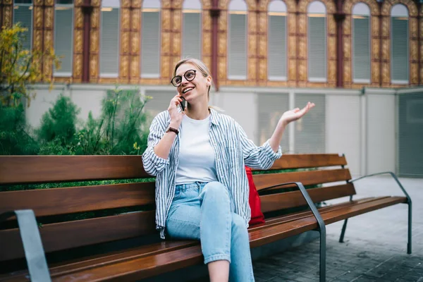 Mulher Loira Elegante Uso Casual Com Óculos Sentados Banco Madeira — Fotografia de Stock