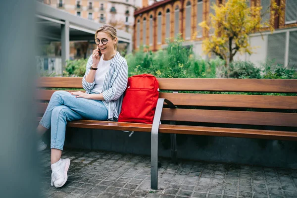 Χαμογελαστή Φοιτήτρια Casual Ρούχα Και Λευκά Sneakers Γυαλιά Κάθονται Κοντά — Φωτογραφία Αρχείου
