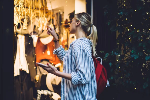 Vista Lateral Turista Feminino Loira Camisa Listrada Com Mochila Vermelha — Fotografia de Stock