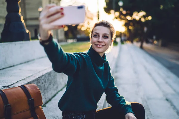Веселая Молодая Девушка Хипстер Мобильным Телефоном Сидящая Историческом Городском Окружении — стоковое фото