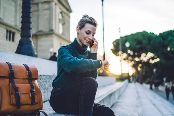 Mladá Žena Ležérní Oblečení Sedí Ulici Schodiště Koženým Hnědý Batoh — Stock fotografie