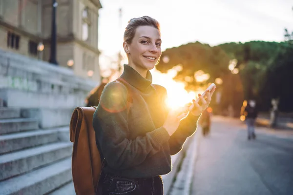 Vista Lateral Una Estudiante Rubia Feliz Usando Teléfono Móvil Mientras — Foto de Stock