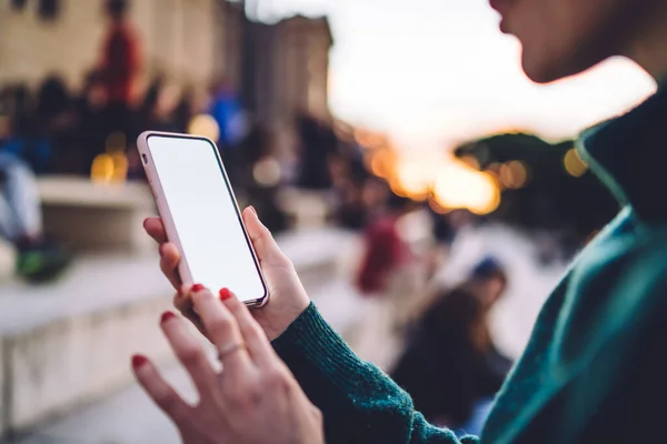 スマートフォンのデバイスのための新しい場所アプリをインストールするためのローミングで4Gのインターネットを使用して100万人のヒップスターの女の子のトリミングされた画像 空白の携帯電話を持つ世代の女性は屋外でオンラインでチャット — ストック写真