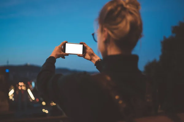 Вид Сзади Неузнаваемого Фотографа Держащего Смартфон Руках Фотографирующего Ночной Город — стоковое фото