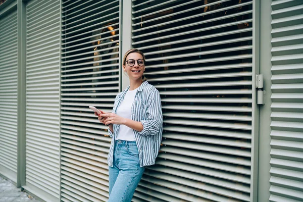 Vista Lateral Joven Dama Feliz Equipo Casual Gafas Moda Sonrientes —  Fotos de Stock