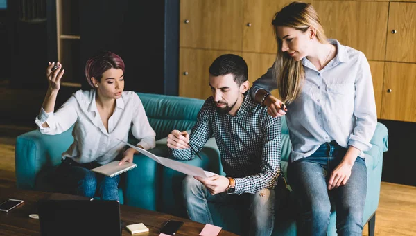 Arriba Los Colegas Reflexivos Ropa Casual Que Buscan Solución Del — Foto de Stock