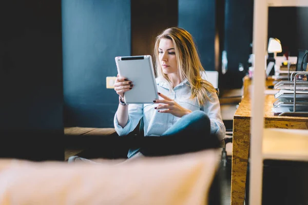 Prachtige Pensive Vrouw Casual Kleding Gericht Het Scherm Interactie Met — Stockfoto