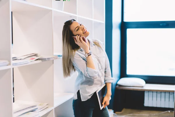 Deliziosa Signorina Abito Casual Con Tablet Sorridente Rispondente Telefonata Mentre — Foto Stock