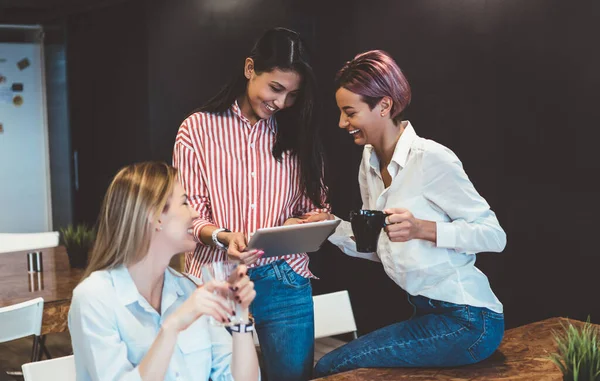 Alegre Señora Asiática Compartiendo Datos Tableta Con Colegas Optimistas Con —  Fotos de Stock