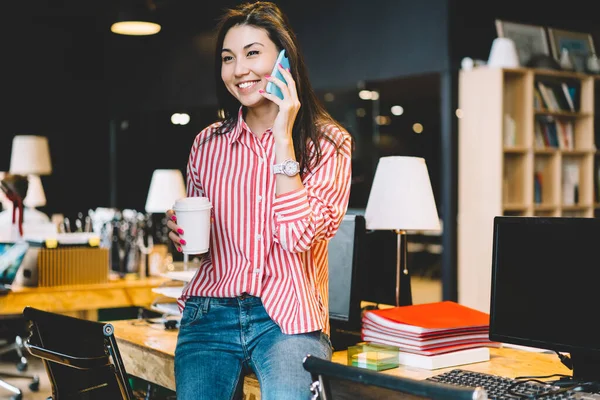 Lykkelig Asiatisk Kvinne Med Kopp Drikke Som Smiler Tar Telefonen – stockfoto