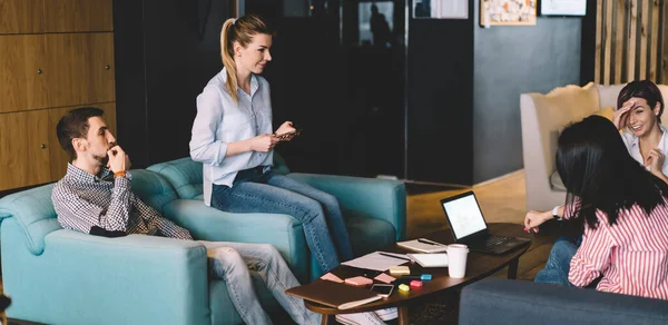 Grupo Personas Adultas Escuchando Historia Una Alegre Compañera Trabajo Sentada — Foto de Stock