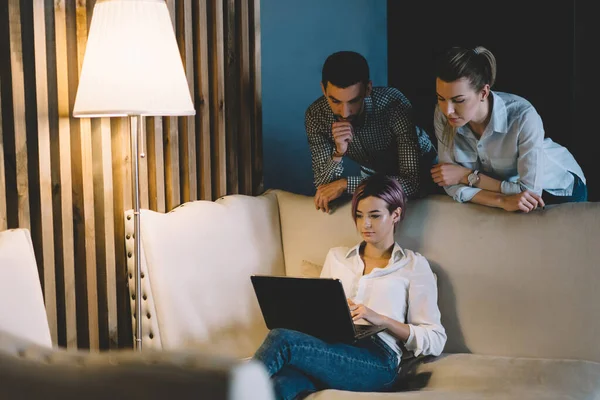 Homem Mulher Adultos Reunindo Perto Colega Trabalho Feminino Com Laptop — Fotografia de Stock