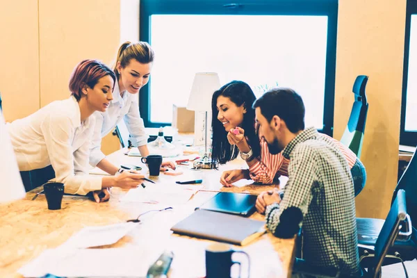 Lystige Smarte Multietniske Studenter Som Snakker Arbeidsprosess Skriver Dokumenter Ved – stockfoto